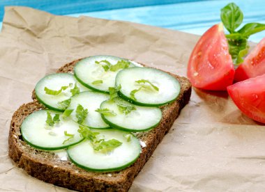 Salatalık sandviç domates ve nane ve fesleğen ile