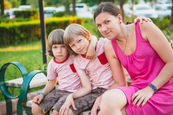Family sitting on the bench — Stock Photo, Image