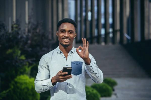Encantador Hombre Afroamericano Feliz Mirando Cámara Sosteniendo Teléfono Móvil Las — Foto de Stock