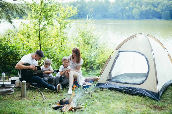 Camping Aan Meer Het Bos Gelukkige Familie Vader Moeder Kleine — Stockfoto