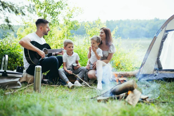 Camping Aan Meer Het Bos Gelukkige Familie Vader Moeder Kleine — Stockfoto