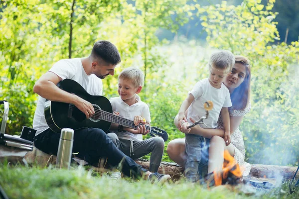 Camping Aan Meer Het Bos Gelukkige Familie Vader Moeder Kleine — Stockfoto