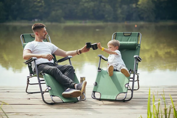 Glücklicher Vater Mit Kleinem Sohn Der See Auf Bequemen Stühlen — Stockfoto