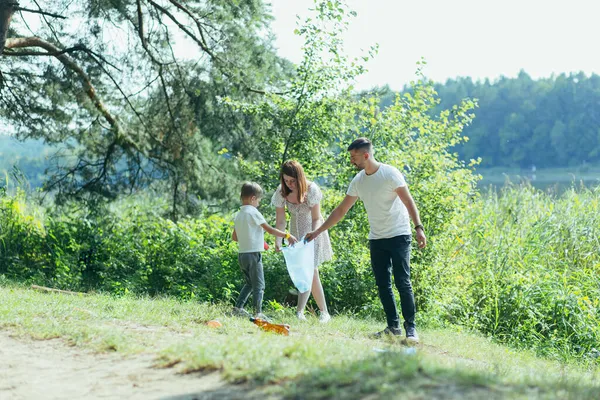 Ehrenamtliche Familienmitglieder Reinigen Müll Der Natur Vater Und Mutter Eltern — Stockfoto