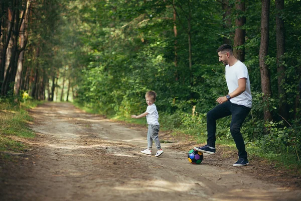 Mann Mit Kleinem Sohn Spielt Gemeinsam Fußball Beim Ballbuddeln Wald — Stockfoto