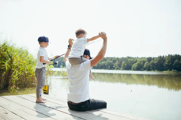 Ένας Πατέρας Δύο Γιους Ψαρεύει Στη Λίμνη Καλοκαίρι Σαββατοκύριακα — Φωτογραφία Αρχείου