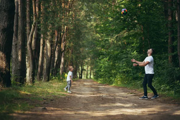 Mann Mit Kleinem Sohn Spielt Gemeinsam Fußball Beim Ballbuddeln Wald — Stockfoto