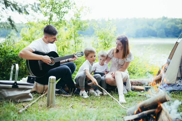 Camping Aan Meer Het Bos Gelukkige Familie Vader Moeder Kleine — Stockfoto
