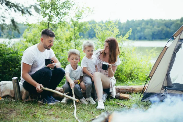 Kamperen Bij Het Meer Het Bos Gelukkige Familie Vader Moeder — Stockfoto