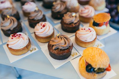 Düğün töreninde farklı renklerde lezzetli tatlılar ve açık büfe masası.