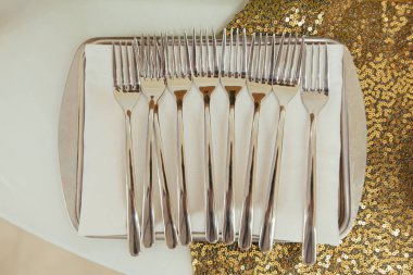 Katlanmış tatlı çatalları bayram masasının üstünde.