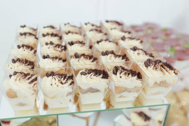 Düğün töreninde farklı renklerde lezzetli tatlılar ve açık büfe masası.