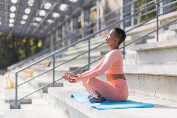 Mujer Afroamericana Realiza Ejercicios Respiración Sentado Una Esterilla Yoga Parque — Foto de Stock