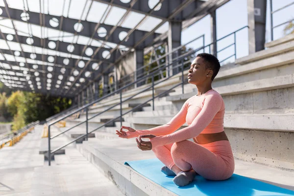 Mujer Afroamericana Realiza Ejercicios Respiración Sentado Una Esterilla Yoga Parque — Foto de Stock