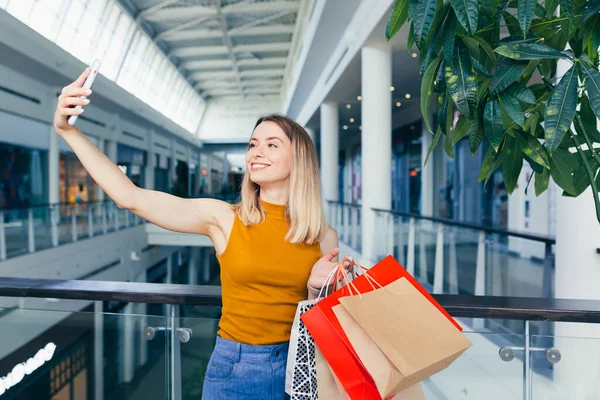 Ung Glad Efter Shopping Kvinna Talar Cell Köpcentret Nöjd Glad — Stockfoto