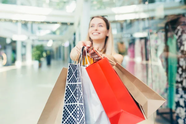 Alegre Joven Shopaholic Mujer Sosteniendo Bolsas Papel Con Compras Sonriendo — Foto de Stock