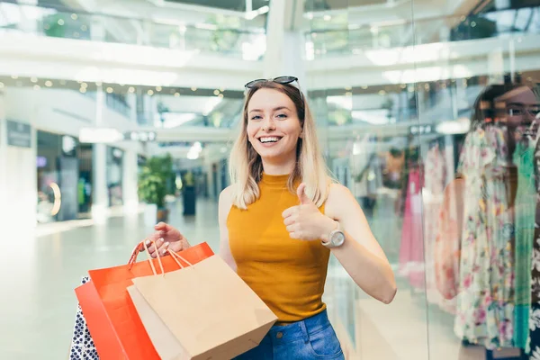 Χαρούμενη Νεαρή Shopaholic Γυναίκα Κρατώντας Χάρτινες Σακούλες Αγορές Και Χαμογελώντας — Φωτογραφία Αρχείου