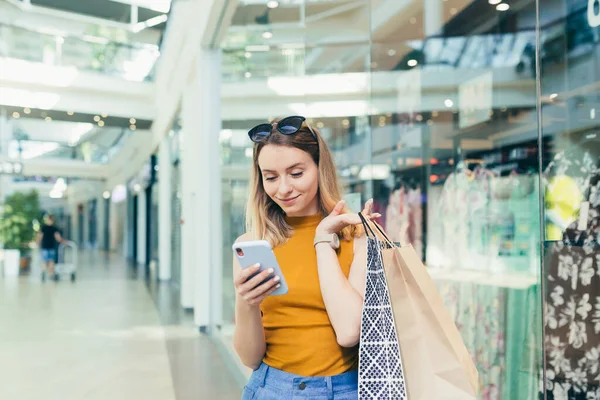 Jovem Consumidora Shopping Navega Bate Papo Usa Usando Smartphone Fêmea — Fotografia de Stock