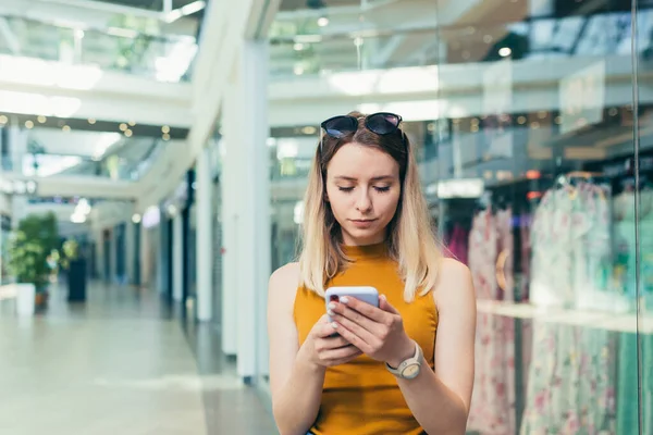 Young Woman Consumer Mall Browses Chat Uses Using Smartphone Female — Stock Photo, Image