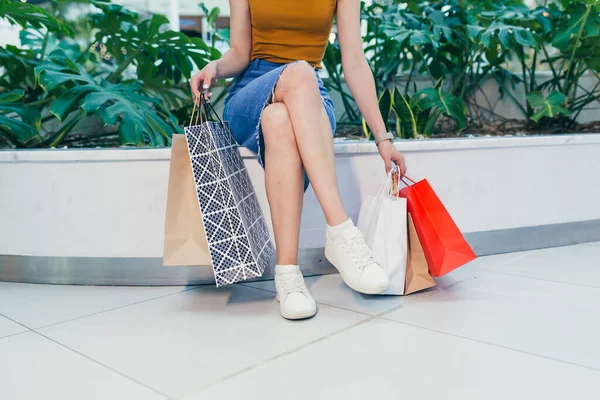 Fiatal Boldog Miután Bevásárló Beszélt Mobilon Plázában Elégedett Örömteli Női — Stock Fotó