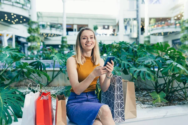 Νεαρή Γυναίκα Καταναλωτής Στο Εμπορικό Κέντρο Browses Chat Uses Using — Φωτογραφία Αρχείου