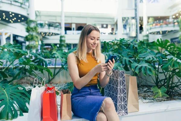 Νεαρή Γυναίκα Καταναλωτής Στο Εμπορικό Κέντρο Browses Chat Uses Using — Φωτογραφία Αρχείου