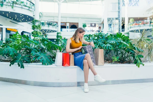 Jovem Feliz Depois Mulher Compras Falando Celular Shopping Satisfeito Alegre — Fotografia de Stock