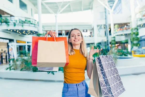 Alegre Joven Shopaholic Mujer Sosteniendo Bolsas Papel Con Compras Sonriendo — Foto de Stock