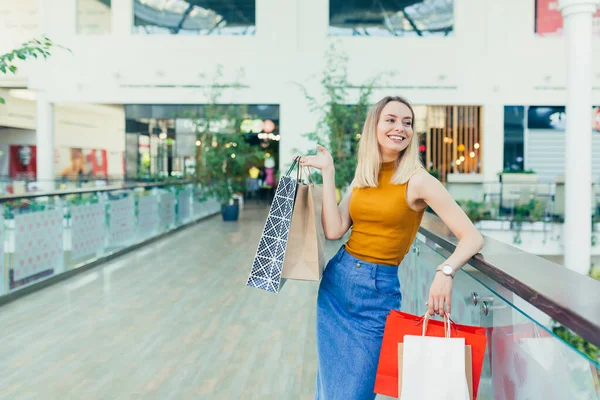 Χαρούμενη Νεαρή Shopaholic Γυναίκα Κρατώντας Χάρτινες Σακούλες Αγορές Και Χαμογελώντας — Φωτογραφία Αρχείου