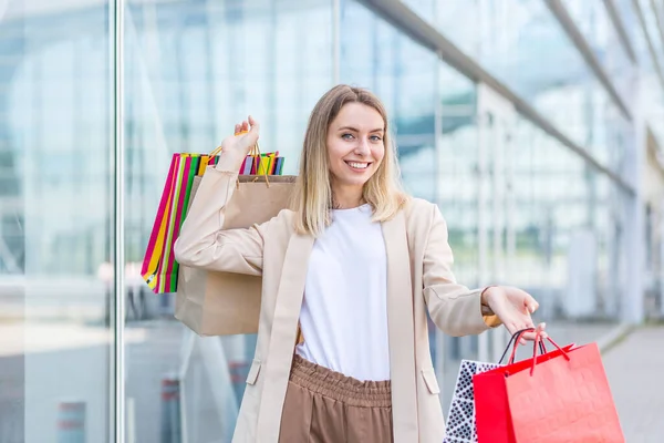 Mujer Con Bolsas Colores Con Productos Cerca Moderno Centro Comercial — Foto de Stock