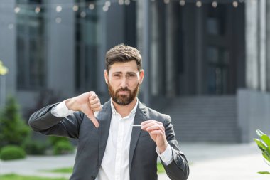 Sakallı bir adam sigarayı bıraktı, elleriyle sigara kırdı, sigarayla savaştı.