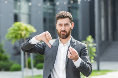 Sakallı bir adam sigarayı bıraktı, elleriyle sigara kırdı, sigarayla savaştı.