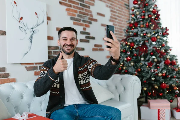 Propio Hombre Celebra Navidad Casa Recibe Saludos Amigos Comunica Por —  Fotos de Stock