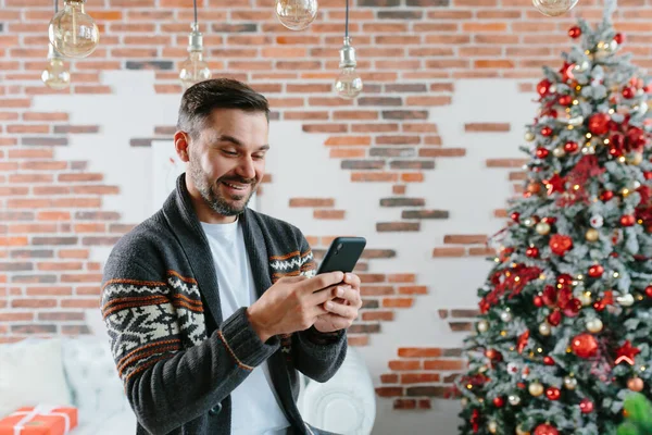 Hombre Sonríe Utiliza Teléfono Móvil Para Comunicarse Con Los Amigos —  Fotos de Stock