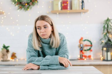 Genç ve güzel bir kadın yılbaşı ve Noel tatili için evde yalnız bırakıldı.