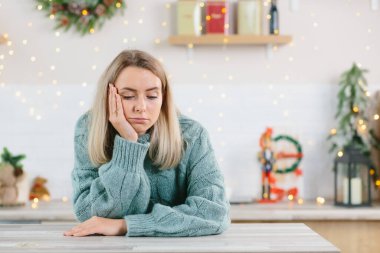 Genç ve güzel bir kadın yılbaşı ve Noel tatili için evde yalnız bırakıldı.
