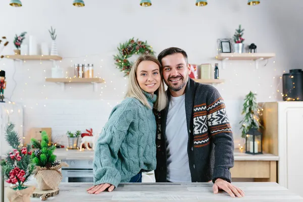 Giovane Coppia Innamorata Guardando Macchina Fotografica Abbracciandosi Cucina Preparazione Nuovo — Foto Stock