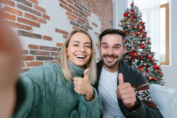 Woman Man Home Looking Smartphone Camera Greet Friends Holidays Young — Stock Photo, Image