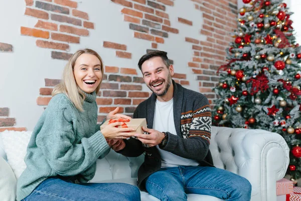 Giovane Famiglia Insieme Festeggiare Nuovo Anno Natale Coppia Uomo Donna — Foto Stock