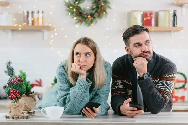 Genç Bir Çift Cep Telefonu Sosyal Ağlar Erkek Kadın Yeni — Stok fotoğraf