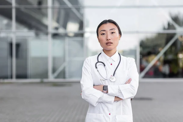 Retrato Médico Asiático Cerca Clínica Mirando Seriamente Cámara Con Los — Foto de Stock