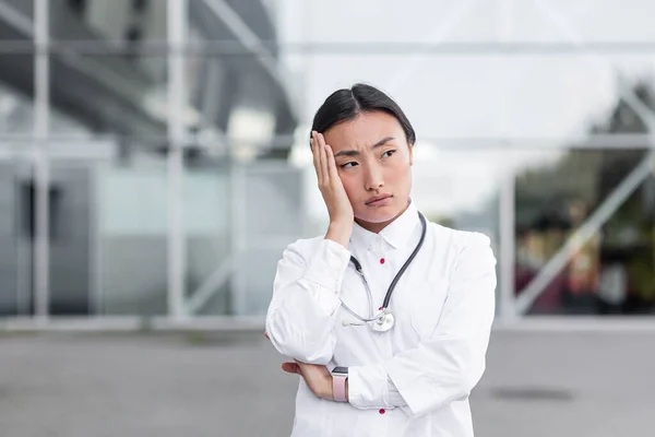 Joven Asiática Médico Mujer Blanco Bata Médica Cerca Clínica Cansado — Foto de Stock