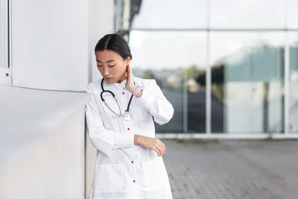 Joven Asiática Médico Mujer Blanco Bata Médica Cerca Clínica Cansado — Foto de Stock