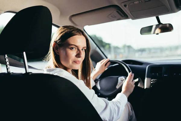 Retrato Uma Mulher Bem Sucedida Dirigindo Carro Sorrindo Regozijando Olhando — Fotografia de Stock