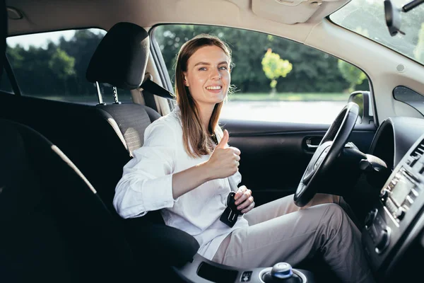 Woman Wheel Pinches Seat Belt — Stock Photo, Image