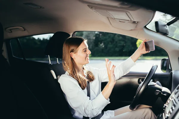 Kvinnelig Sjåfør Bilforretningskvinne Godt Kledd Snakker Videosamtale Mobiltelefon Parkeringsplassen – stockfoto