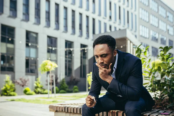 Αφροαμερικάνος Επιχειρηματίας Που Καπνίζει Κάνναβη Εξωτερικούς Χώρους Κάθεται Στο Παγκάκι — Φωτογραφία Αρχείου