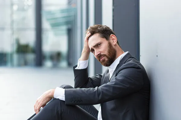 Antreprenor Deprimat Trist Costum Formal Stând Lângă Stradă Aer Liber — Fotografie, imagine de stoc