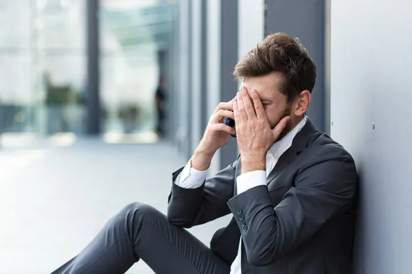 Deprimido Falido Homem Chorando Perto Escritório Livre Perdeu Seu Emprego — Fotografia de Stock