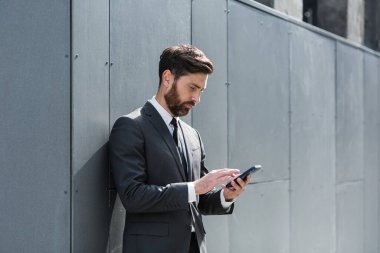 Başarılı iş adamı takım elbiseli bir borsacı dışarıda ofisin yanında telefonla konuşuyor, bankacı öğle arasında elinde bir fincan kahveyle gülümsüyor.